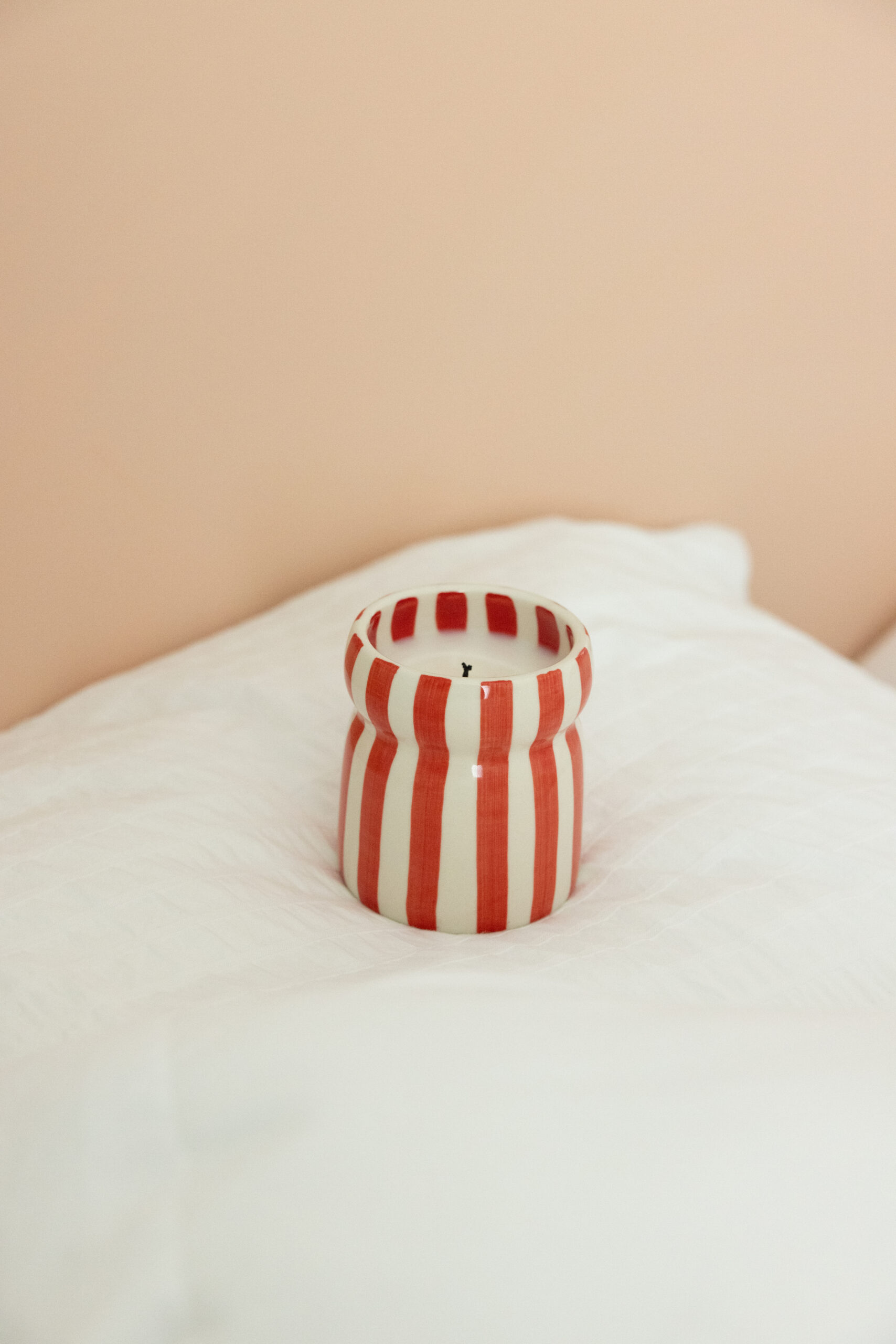 Bougie Céramique 184g "Rayures Rouges" - Hibiscus Bay – Image 4