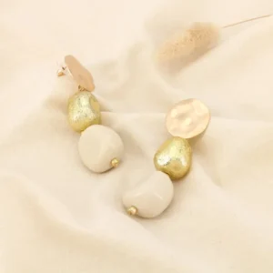 Boucles d'oreille pendantes "Cube & Métal Martelé" – Doré et Résine