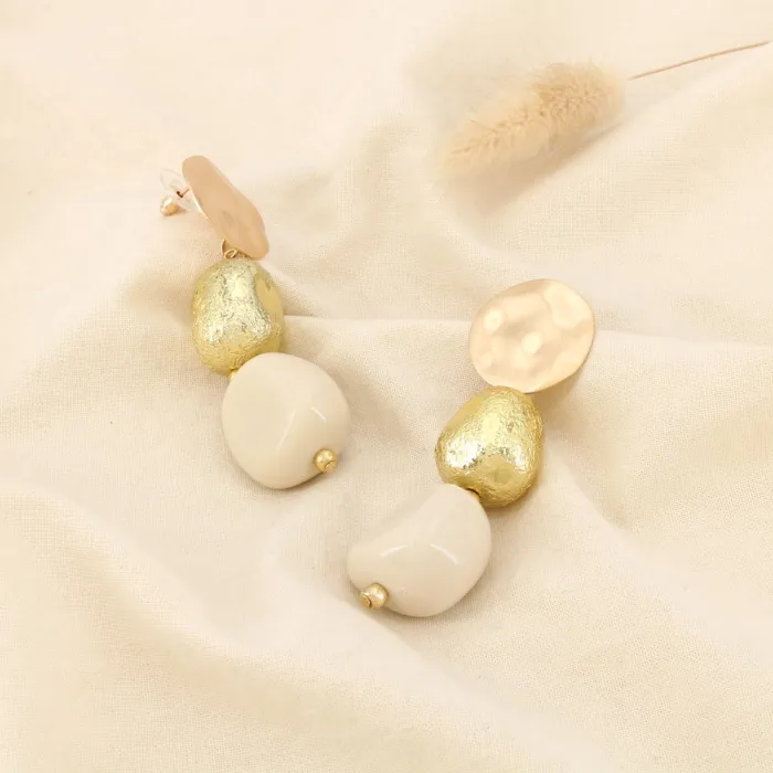 Boucles d'oreille pendantes "Cube & Métal Martelé" – Doré et Résine