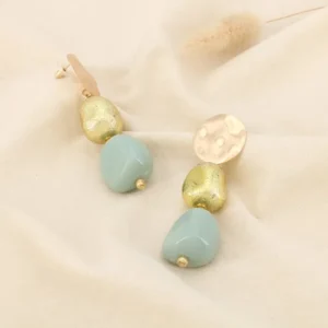 Boucles d'oreille pendantes cubes résine & métal martelé