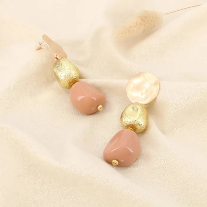 boucles-doreille-pendantes-metal-dore-resine-acetate-0326066 Boucles d'Oreille Pendantes "Cubes & Métal Martelé" – Doré & Résine
